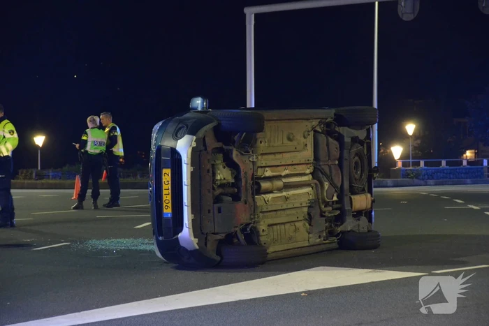 Auto belandt op zijkant na ongeval