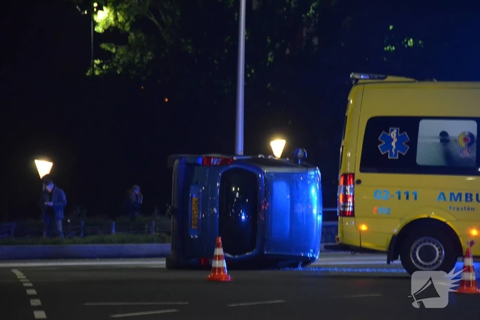 Auto belandt op zijkant na ongeval