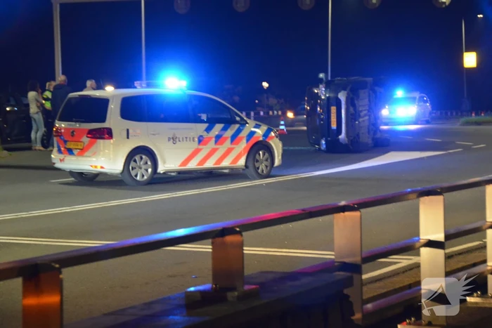 Auto belandt op zijkant na ongeval