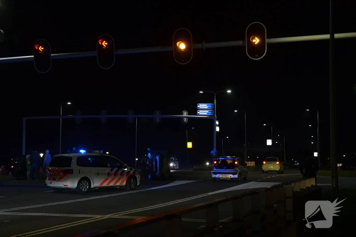 Auto belandt op zijkant na ongeval