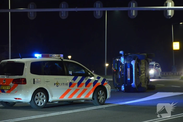 Auto belandt op zijkant na ongeval
