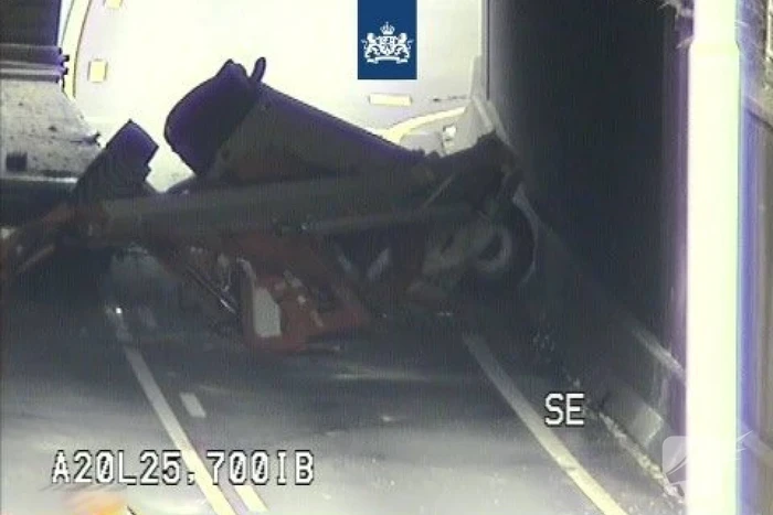 Vrachtwagen met hoogwerker klemgereden onder spoorviaduct