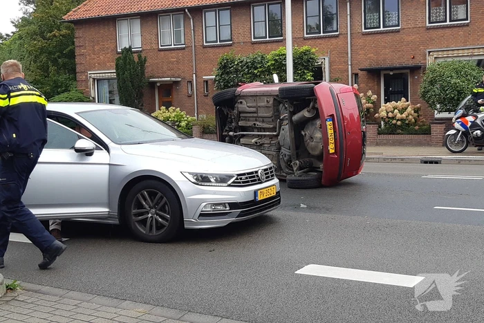 Auto op zijn kant na ongeval