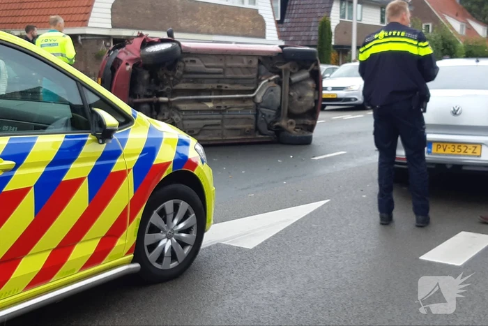 Auto op zijn kant na ongeval