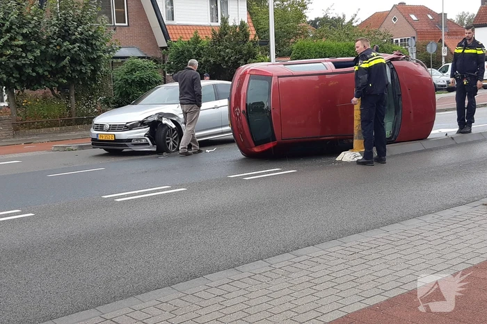Auto op zijn kant na ongeval