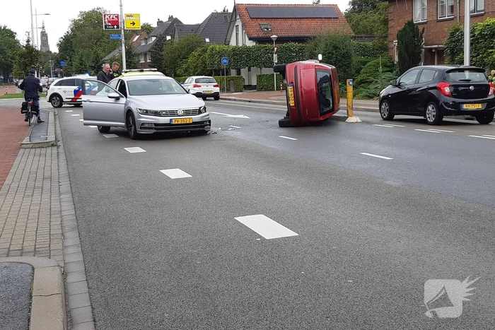 Auto op zijn kant na ongeval