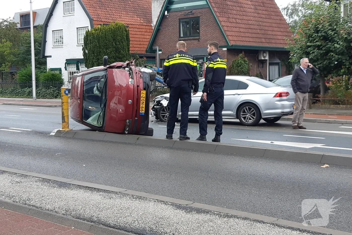 Auto op zijn kant na ongeval