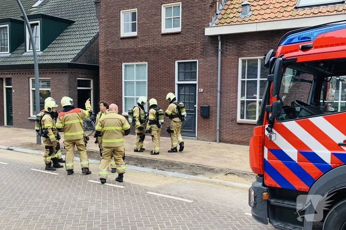 Brandweer veegt schoorsteen na brand