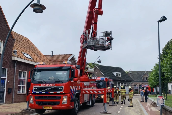Brandweer veegt schoorsteen na brand