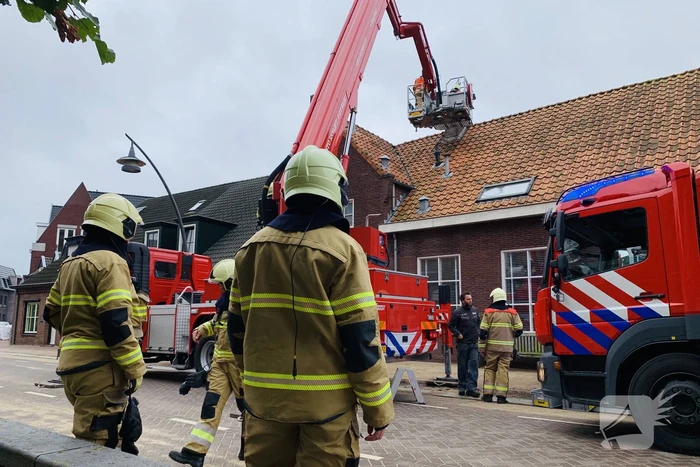 Brandweer veegt schoorsteen na brand