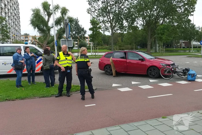 Fietsster gewond na botsing met auto op kruising