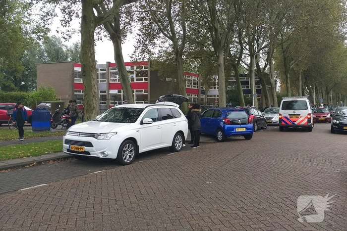 Scooterrijder rijdt in flank afslaande auto in Sterrenkwartier