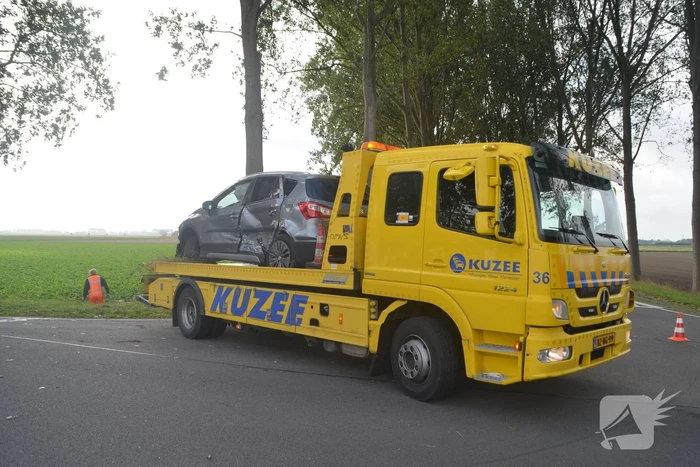 Auto rijdt van talud na aanrijding