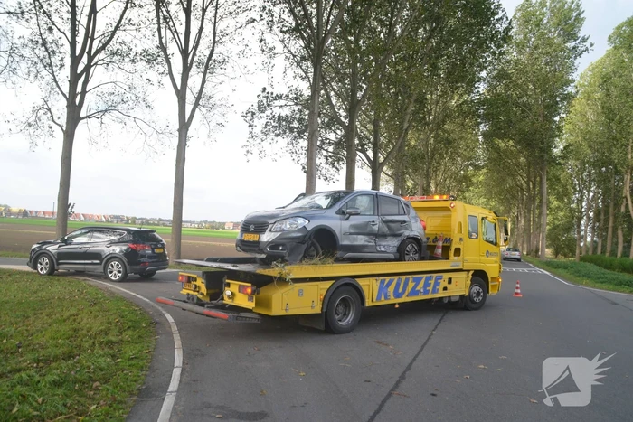 Auto rijdt van talud na aanrijding