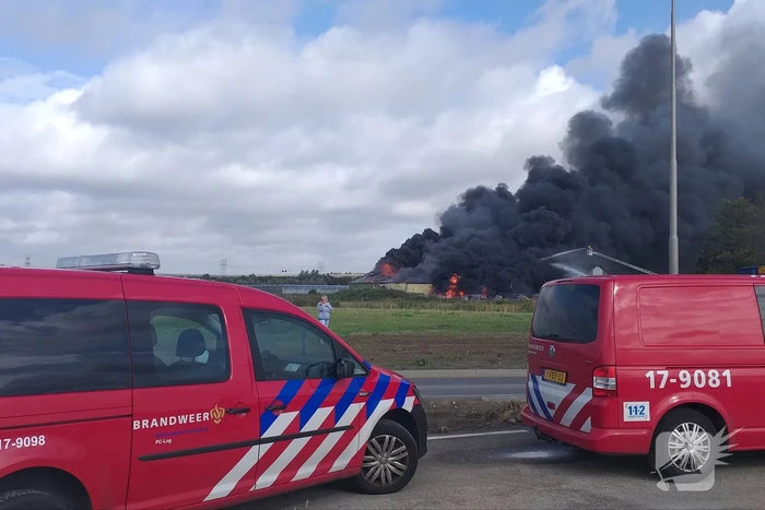 Uitslaande brand in loods aan de Rijsoord