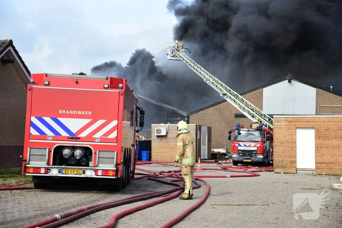 Uitslaande brand in loods aan de Rijsoord