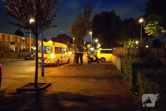 Pizzabezorger gaat onderuit met scooter