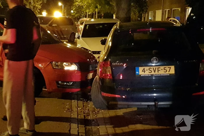 Auto botst op geparkeerde auto's