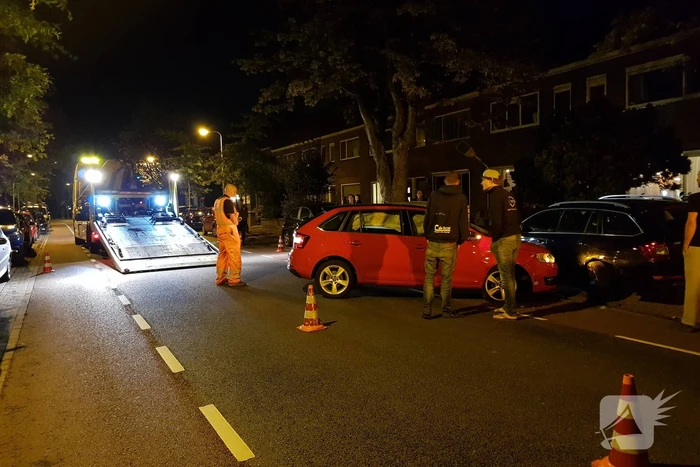 Auto botst op geparkeerde auto's