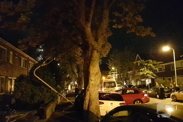 Auto botst op geparkeerde auto's