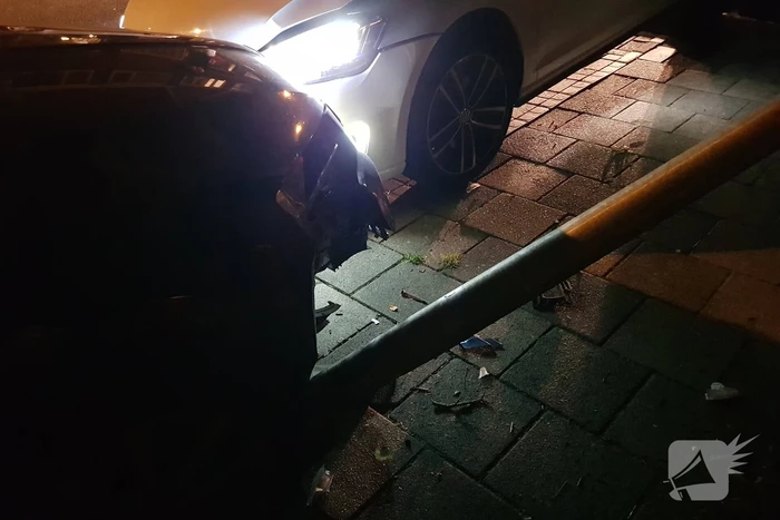 Auto botst op geparkeerde auto's