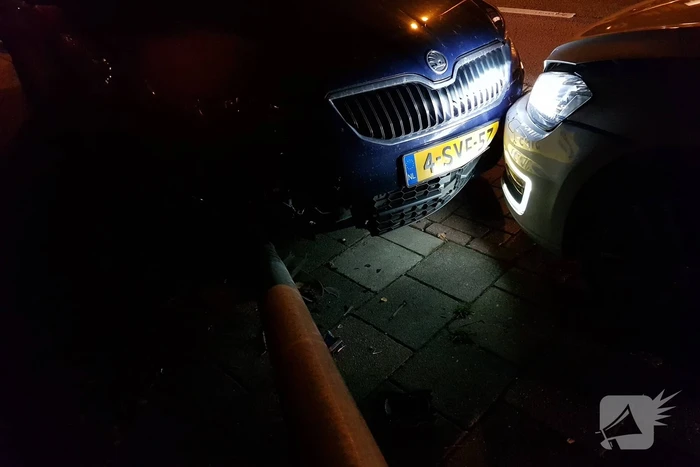 Auto botst op geparkeerde auto's
