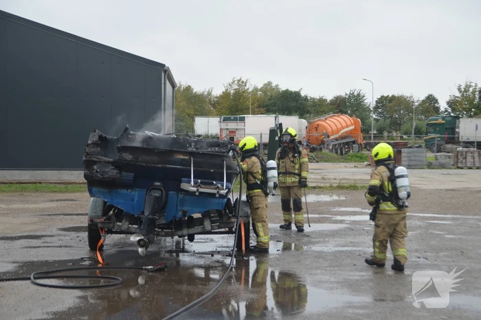 Motorboot in garage verwoest door brand