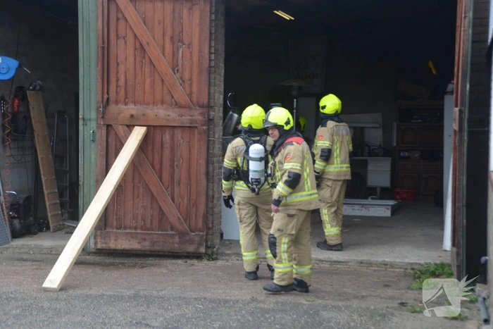 Motorboot in garage verwoest door brand