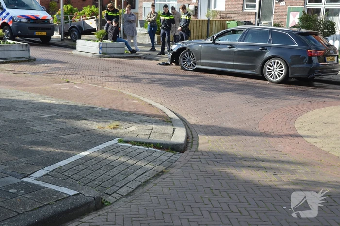 Automobilist  botst op wegversmalling