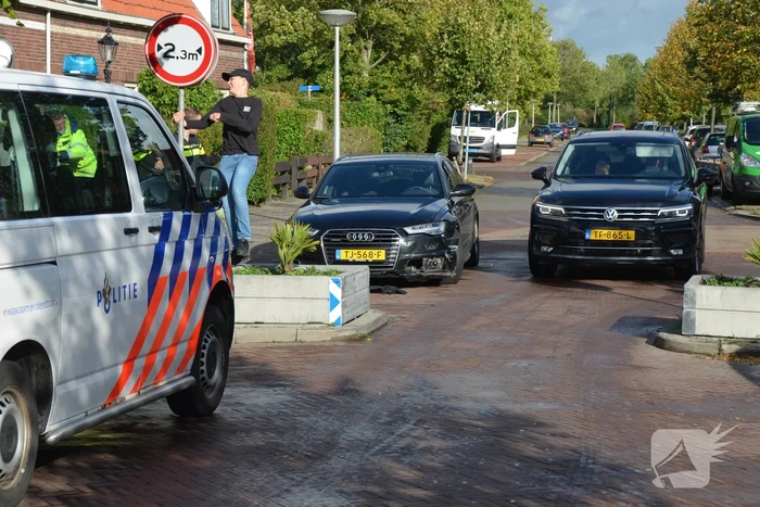 Automobilist  botst op wegversmalling