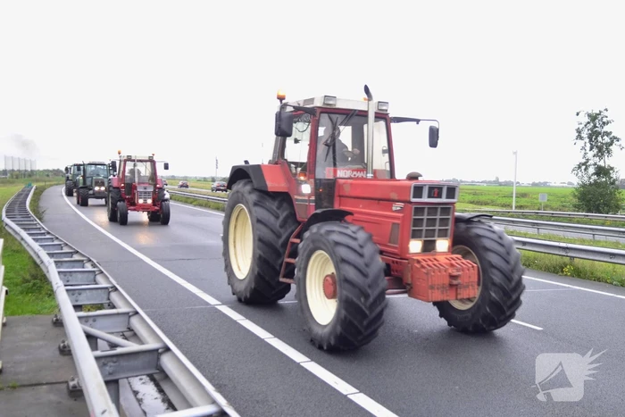Enorme files: ondanks verbod honderden boeren met tractoren snelweg op