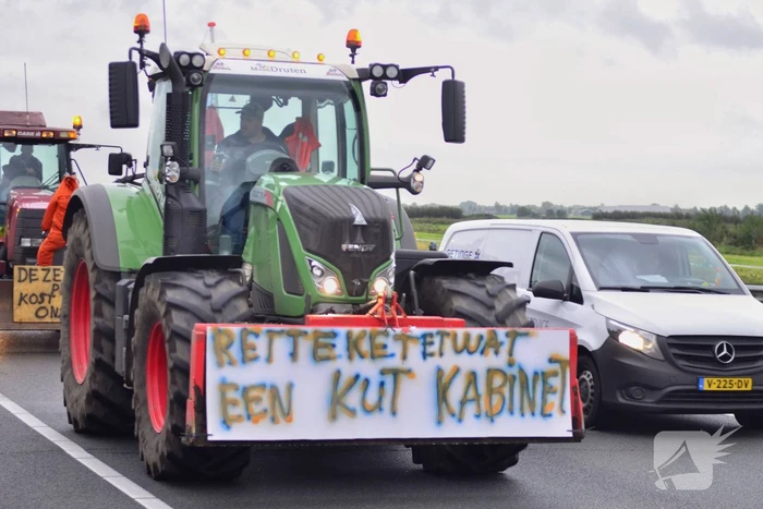 Enorme files: ondanks verbod honderden boeren met tractoren snelweg op