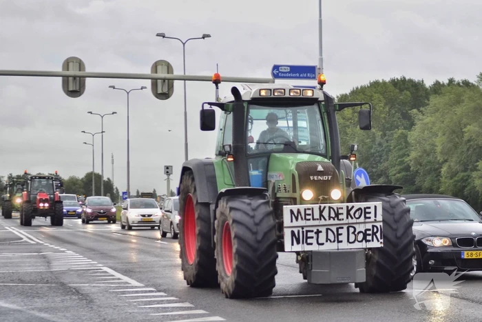 Enorme files: ondanks verbod honderden boeren met tractoren snelweg op