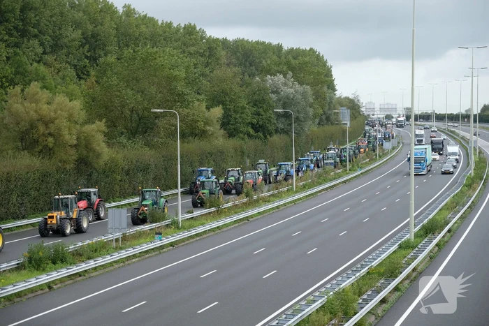 Enorme files: ondanks verbod honderden boeren met tractoren snelweg op