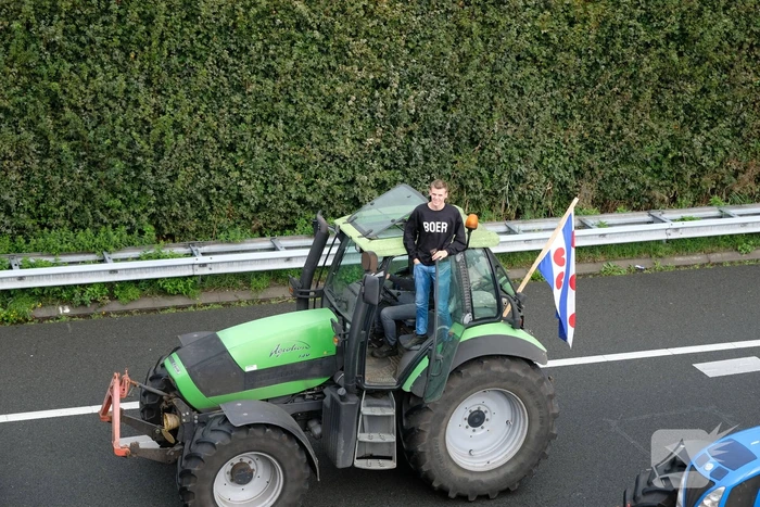 Enorme files: ondanks verbod honderden boeren met tractoren snelweg op
