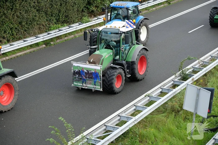 Enorme files: ondanks verbod honderden boeren met tractoren snelweg op