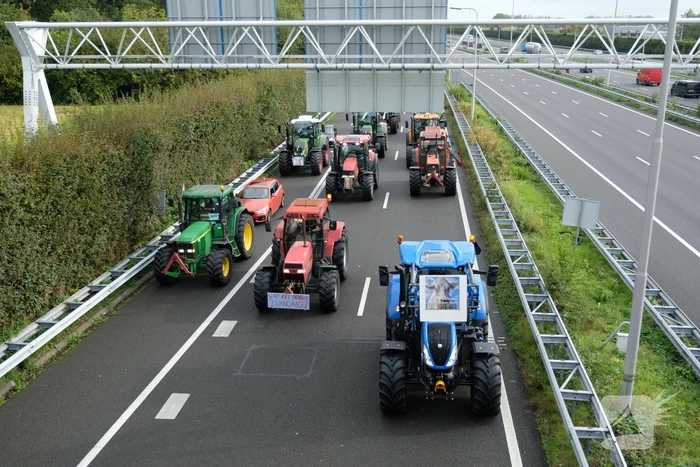 Enorme files: ondanks verbod honderden boeren met tractoren snelweg op