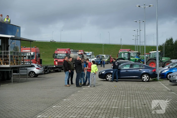 Enorme files: ondanks verbod honderden boeren met tractoren snelweg op