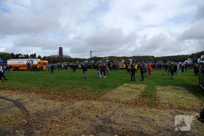 Enorme files: ondanks verbod honderden boeren met tractoren snelweg op