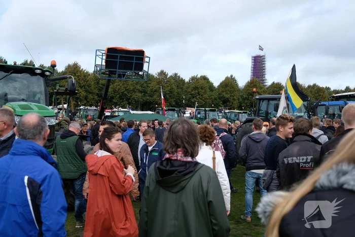 Enorme files: ondanks verbod honderden boeren met tractoren snelweg op