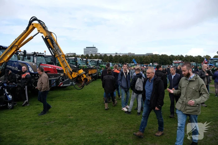 Enorme files: ondanks verbod honderden boeren met tractoren snelweg op