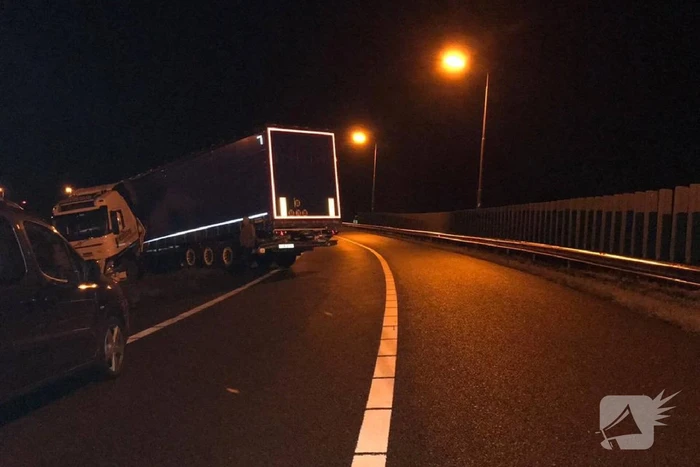Vrachtwagen geschaard op knooppunt Markiezaat