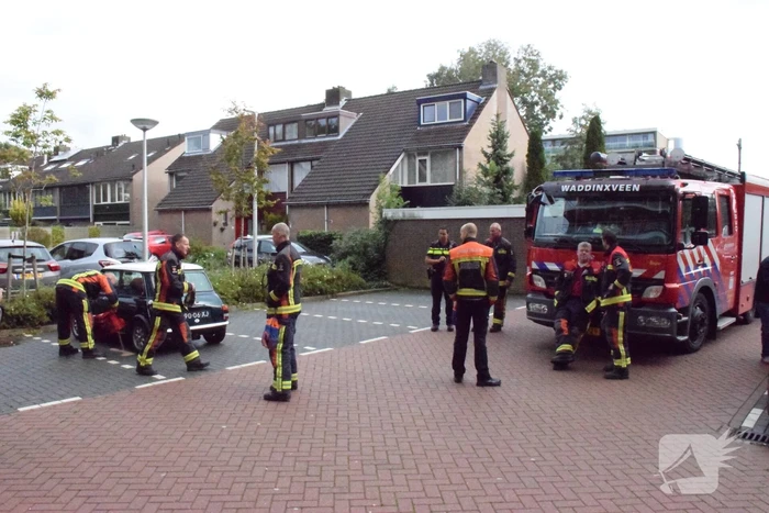 Mini Cooper lekt brandstof op parkeerplaats
