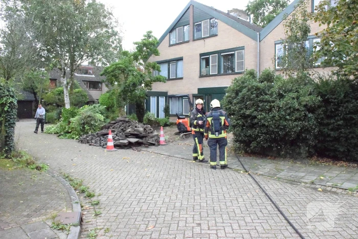 Minigraafmachine trek met boom gasleiding stuk