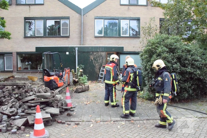 Minigraafmachine trek met boom gasleiding stuk