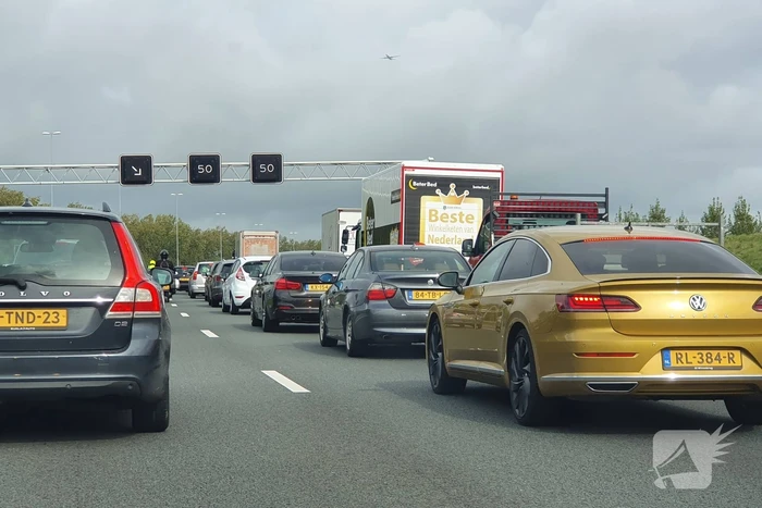 Auto over de kop naast snelweg