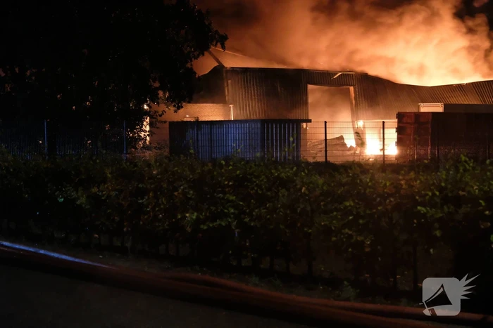 Zeer grote brand in meerdere loodsen