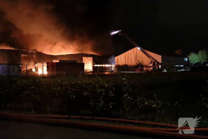 Zeer grote brand in meerdere loodsen