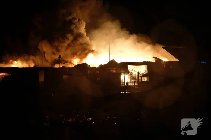 Zeer grote brand in meerdere loodsen
