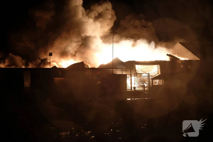 Zeer grote brand in meerdere loodsen